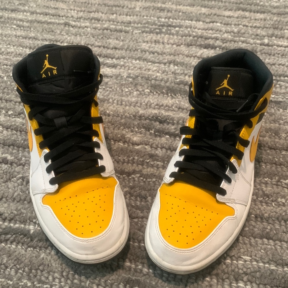 Air Jordan Men size 10.5 .. missing one insole .